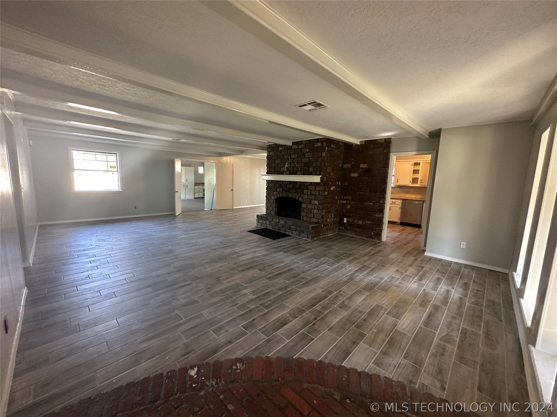 2011 E 52nd Street S