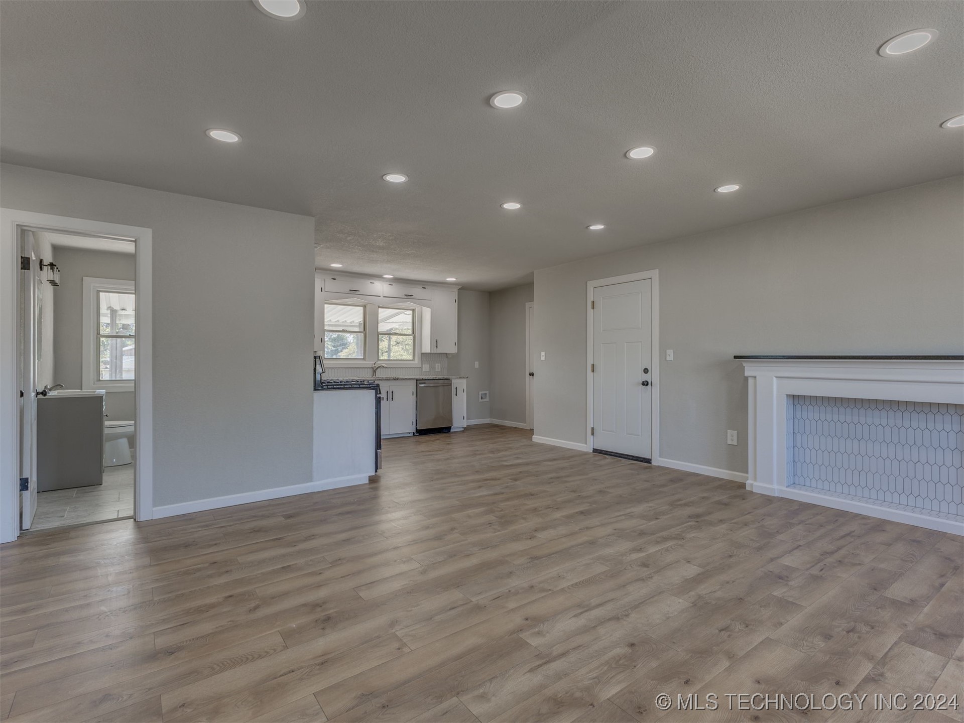 6304 E 4th Place