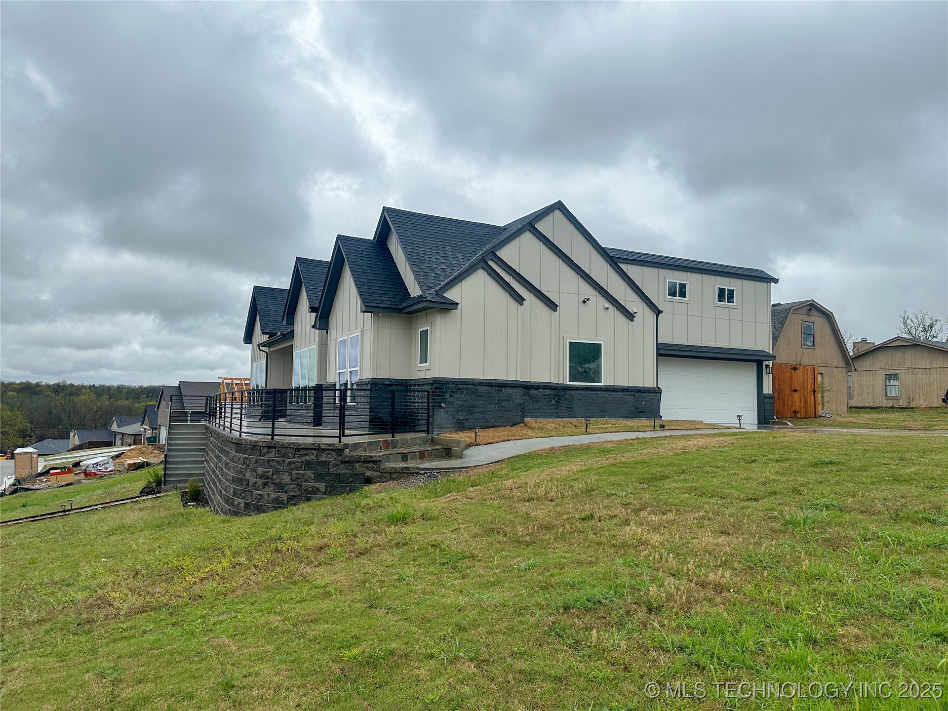 425 E 48th Court