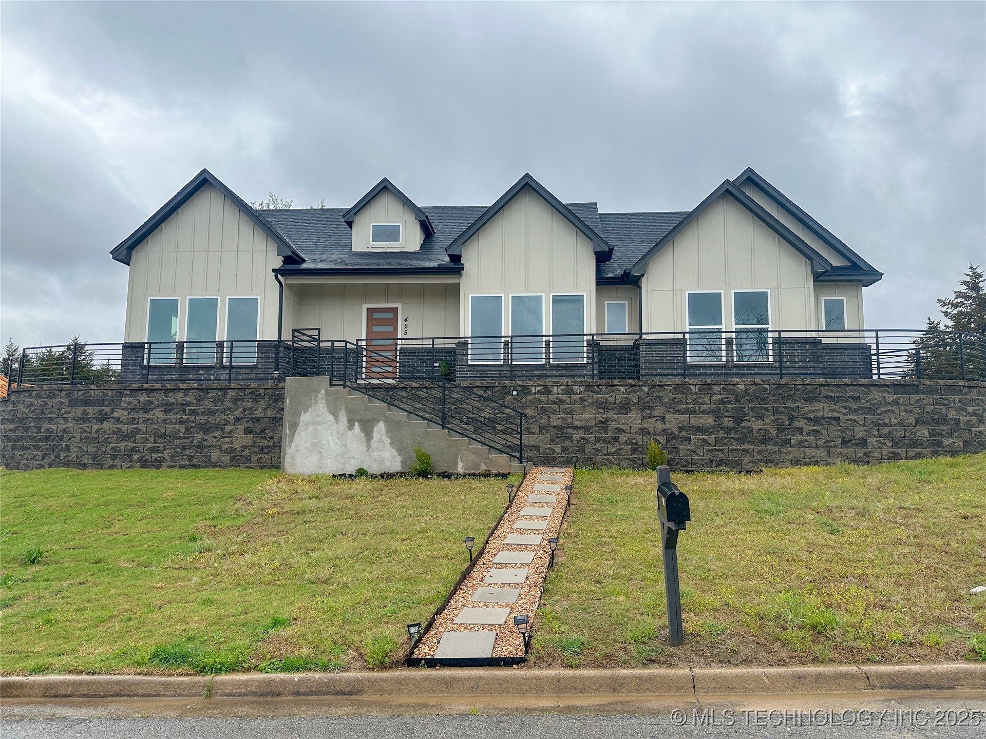 425 E 48th Court