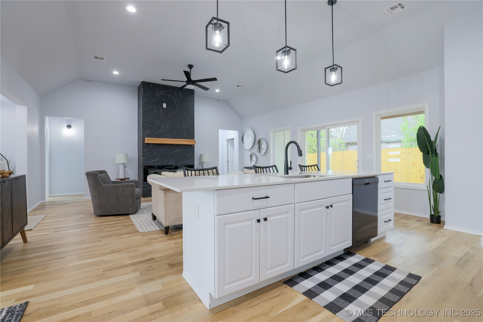 425 E 48th Court