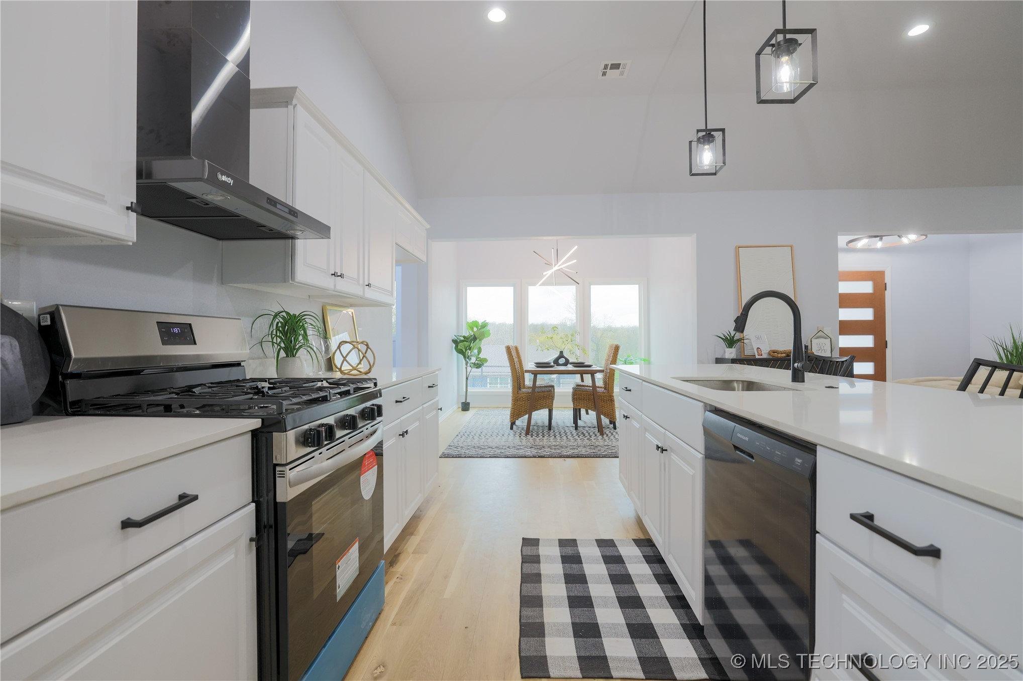 425 E 48th Court