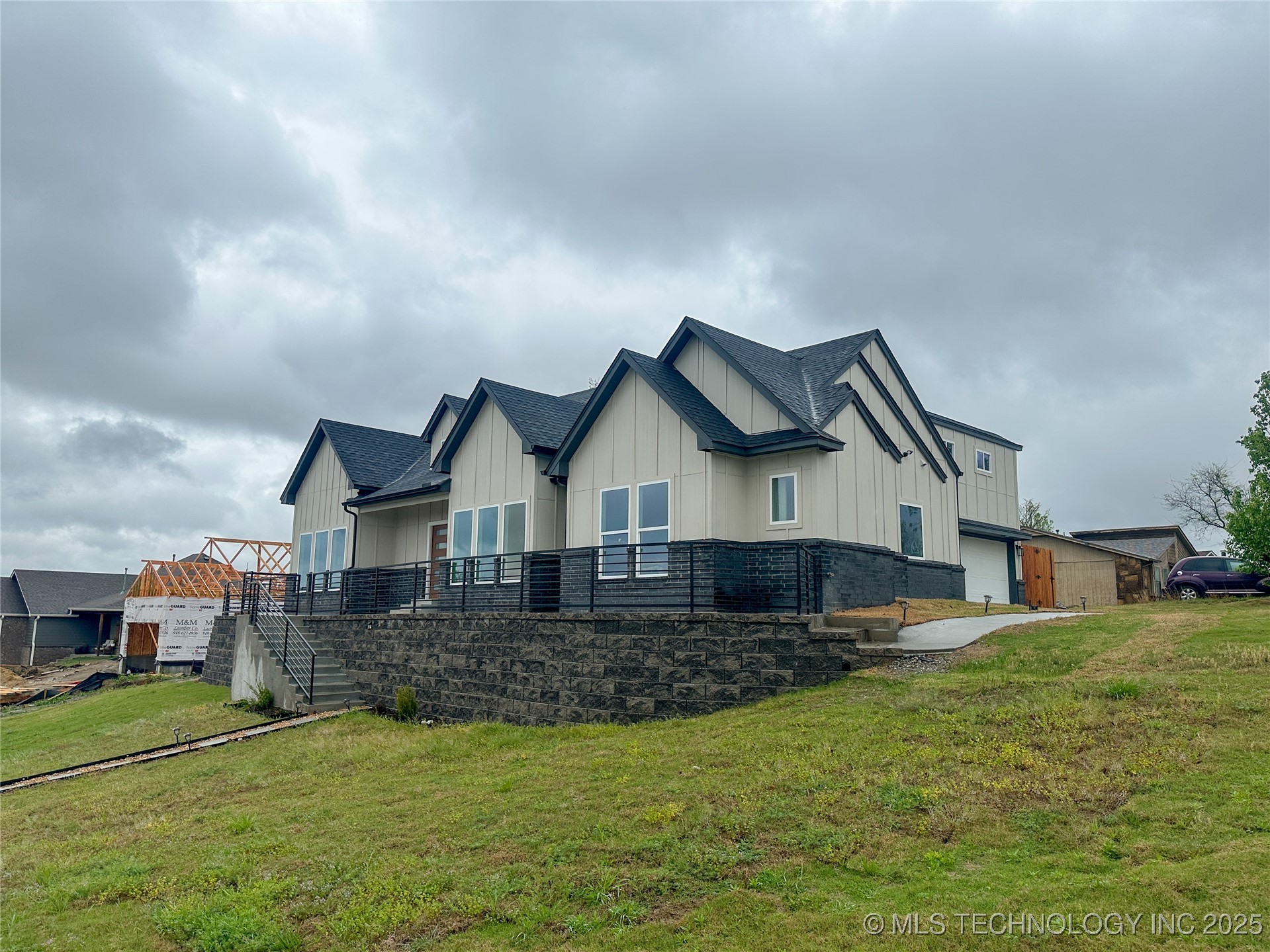 425 E 48th Court