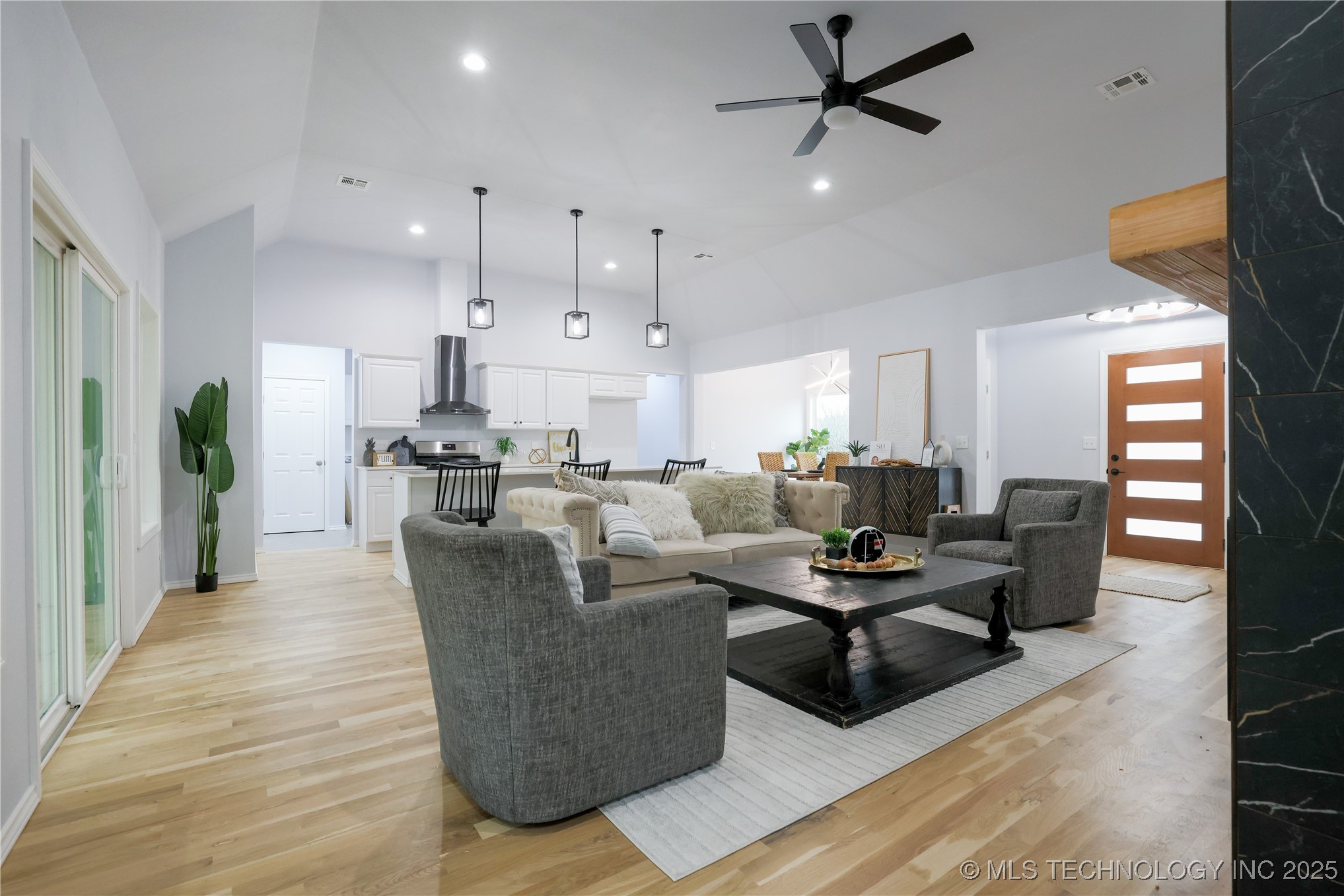425 E 48th Court