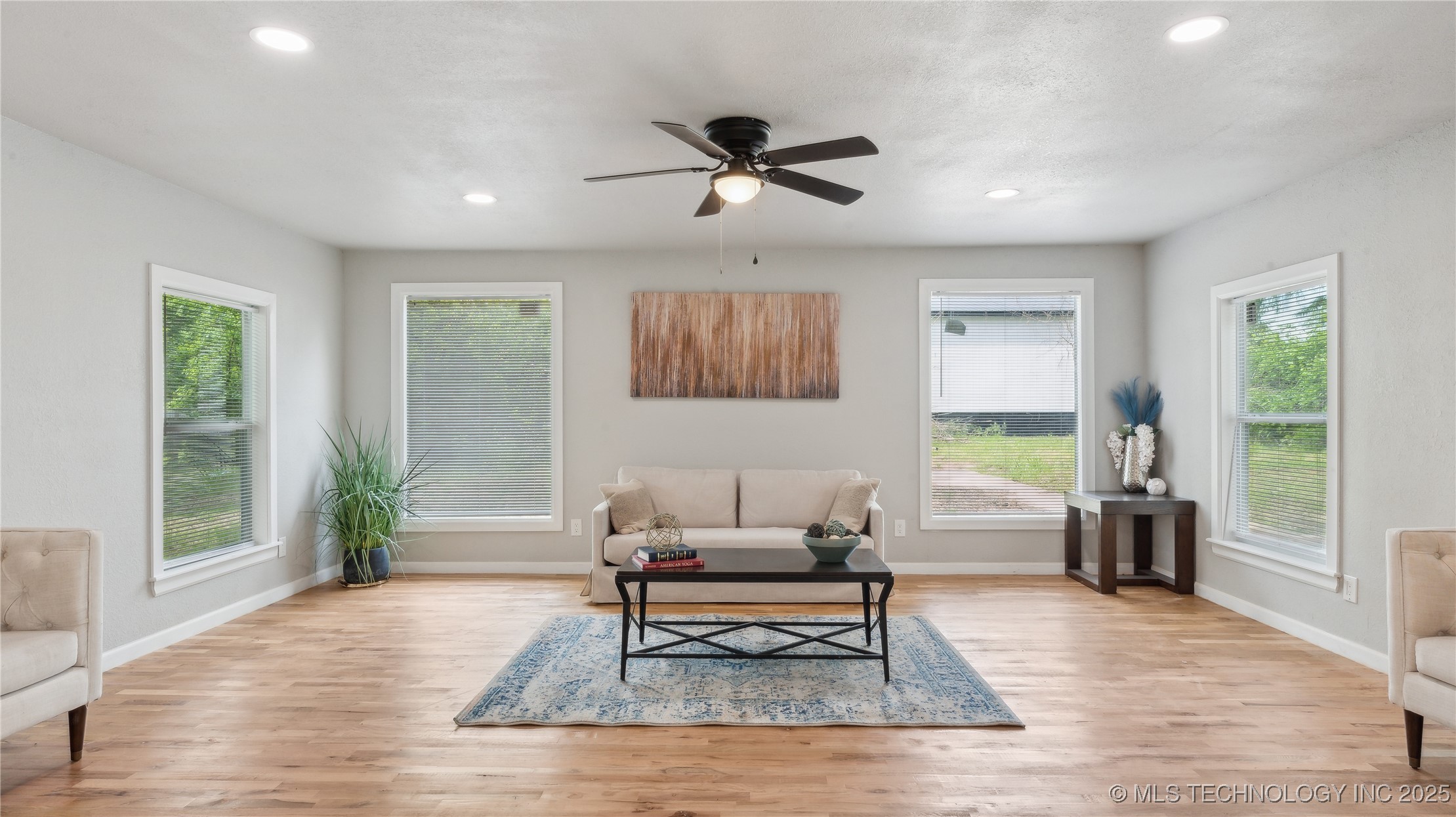 4010 E Harris