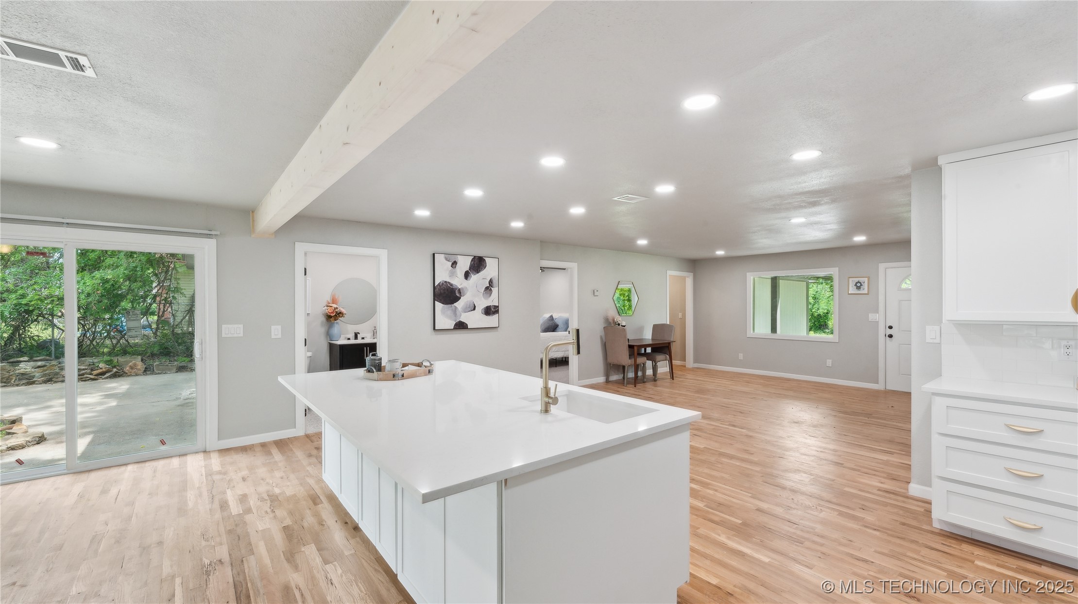 4010 E Harris