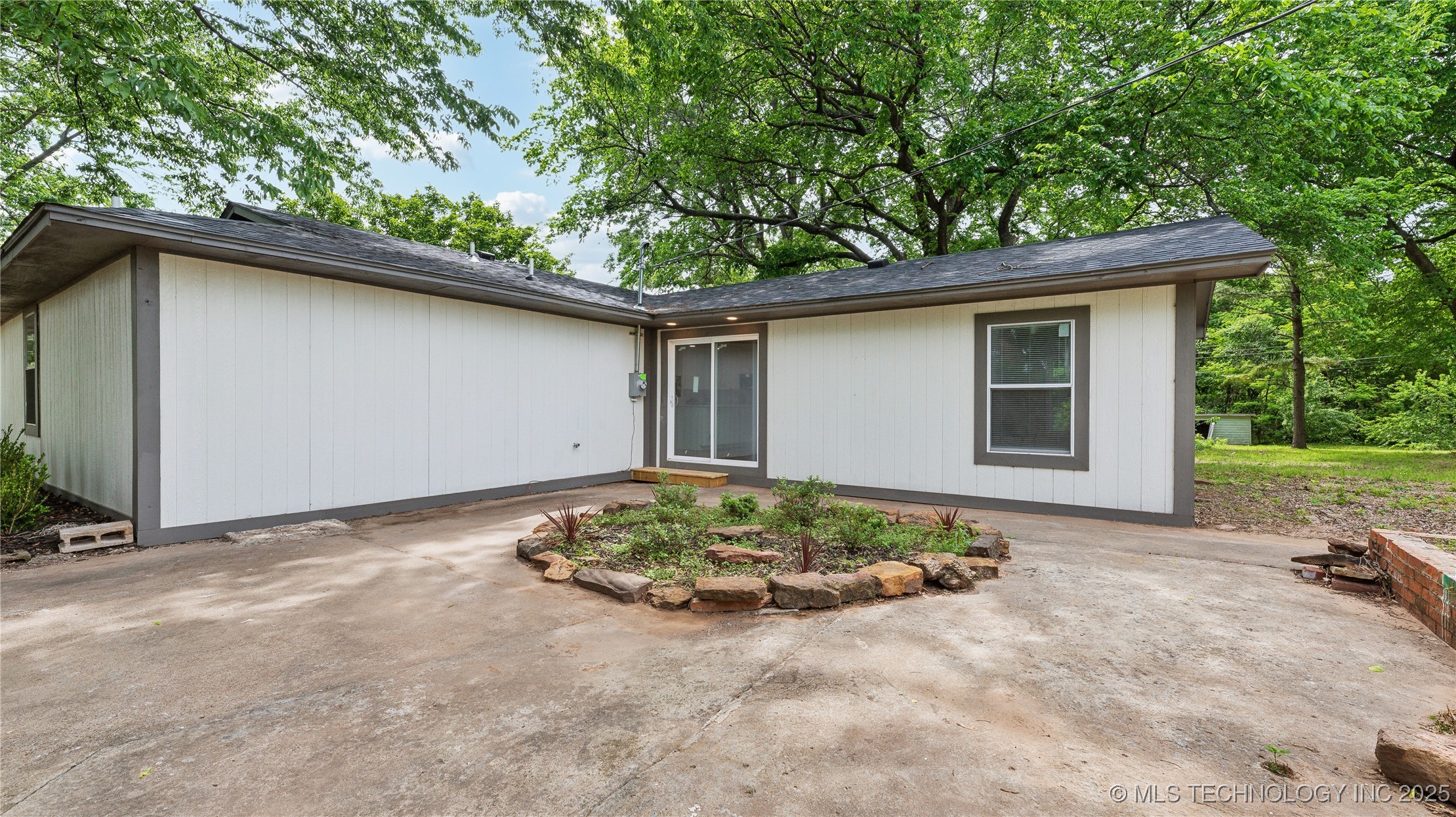 4010 E Harris