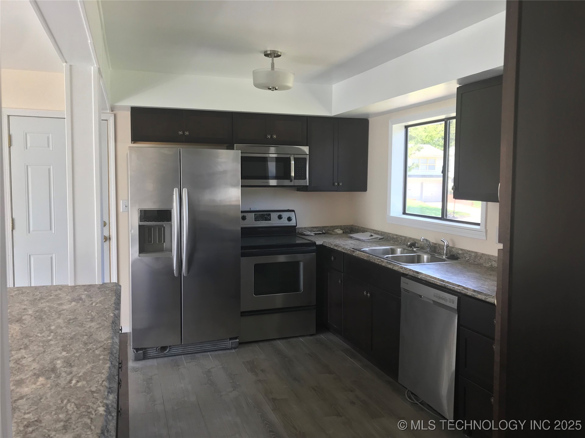 408 E 40th Place North