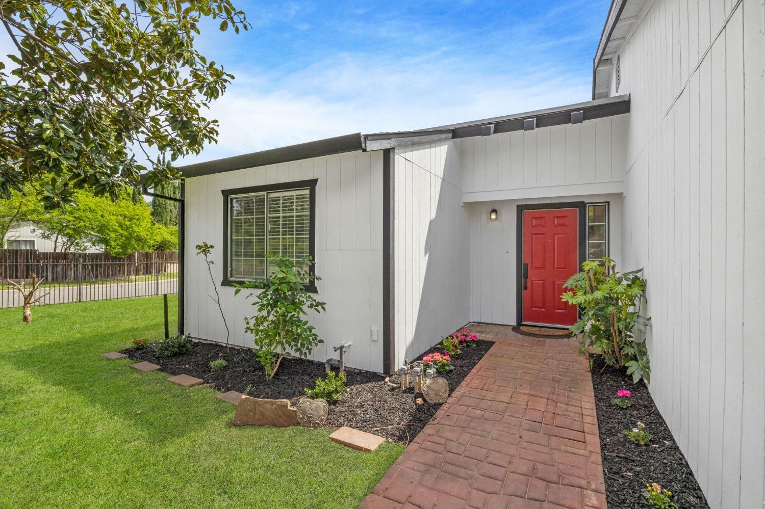 1802 Los Robles Boulevard