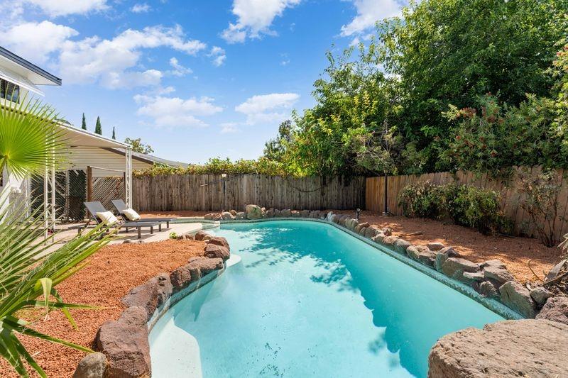 6013 Hillsdale Boulevard