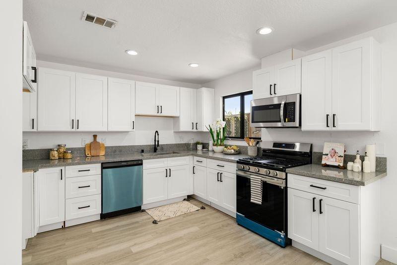 6013 Hillsdale Boulevard