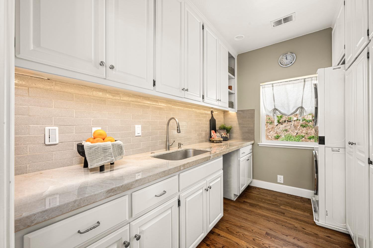 7772 Lakeshore Drive