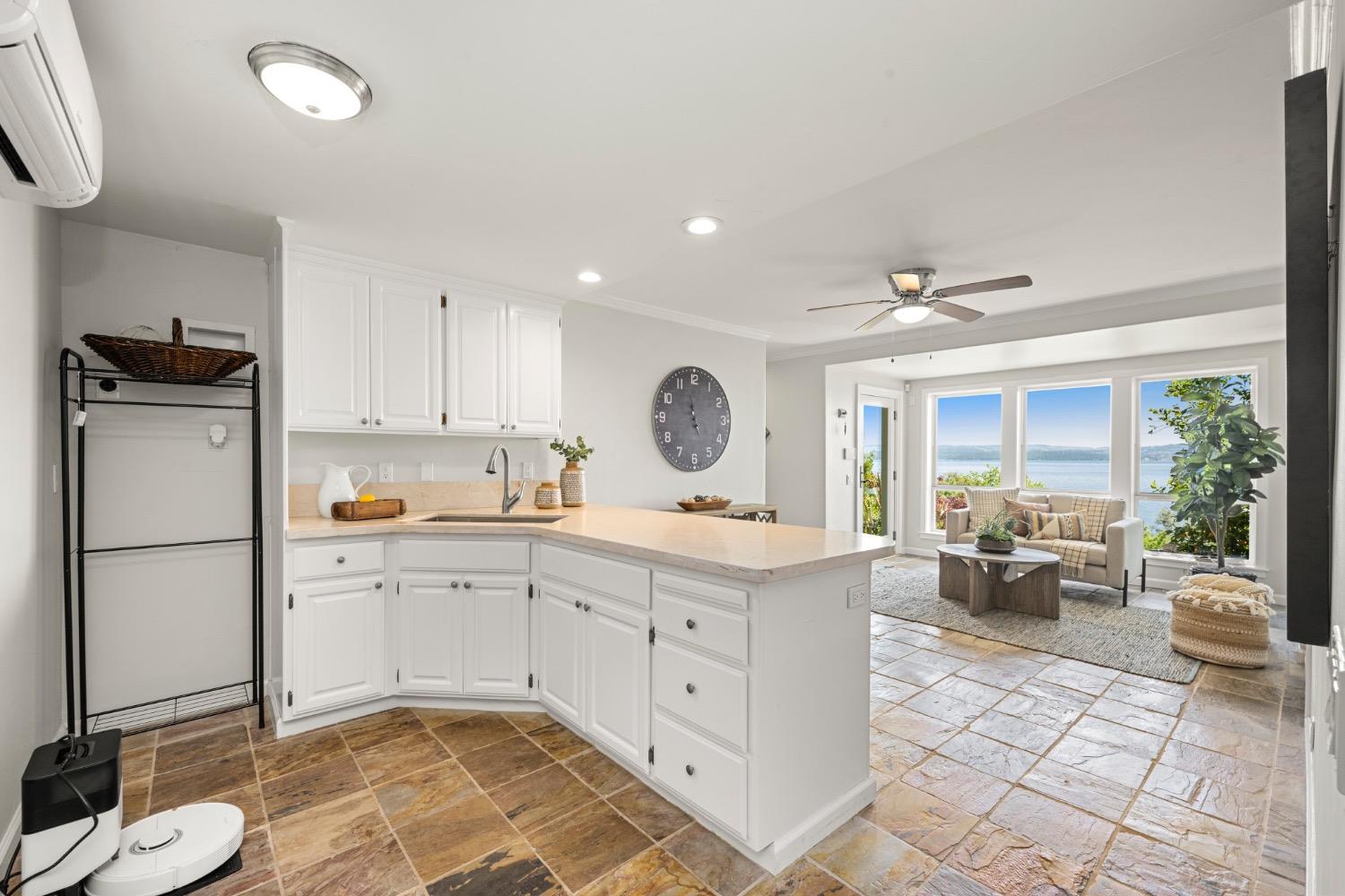 7772 Lakeshore Drive