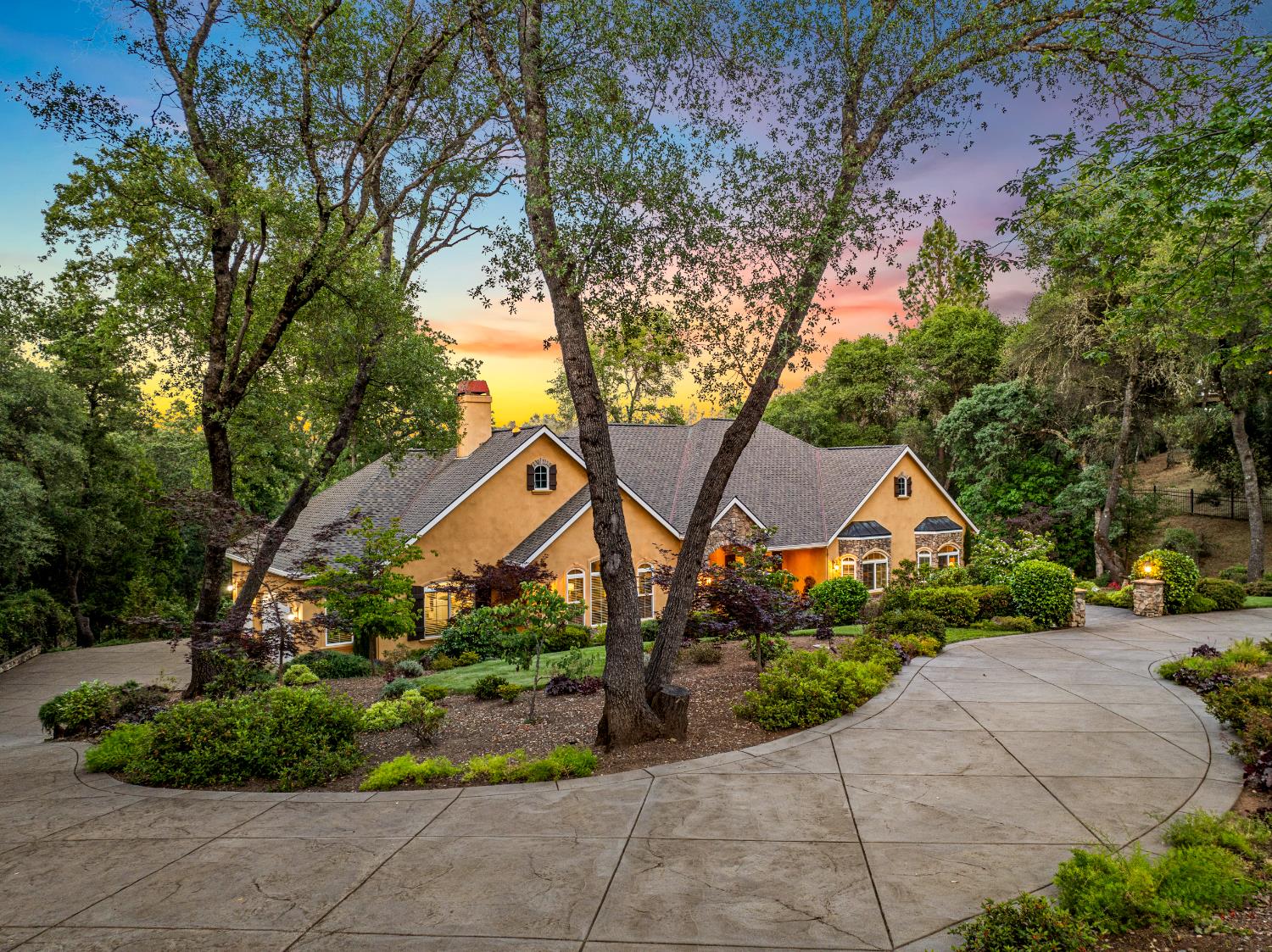 2611 Golden Fawn Trail
