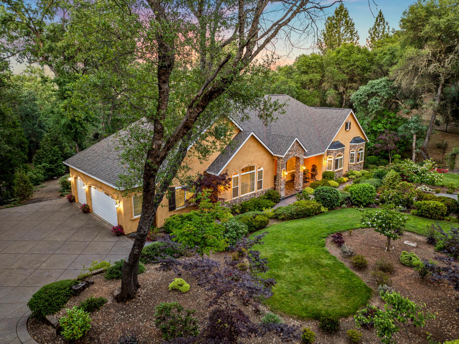 2611 Golden Fawn Trail