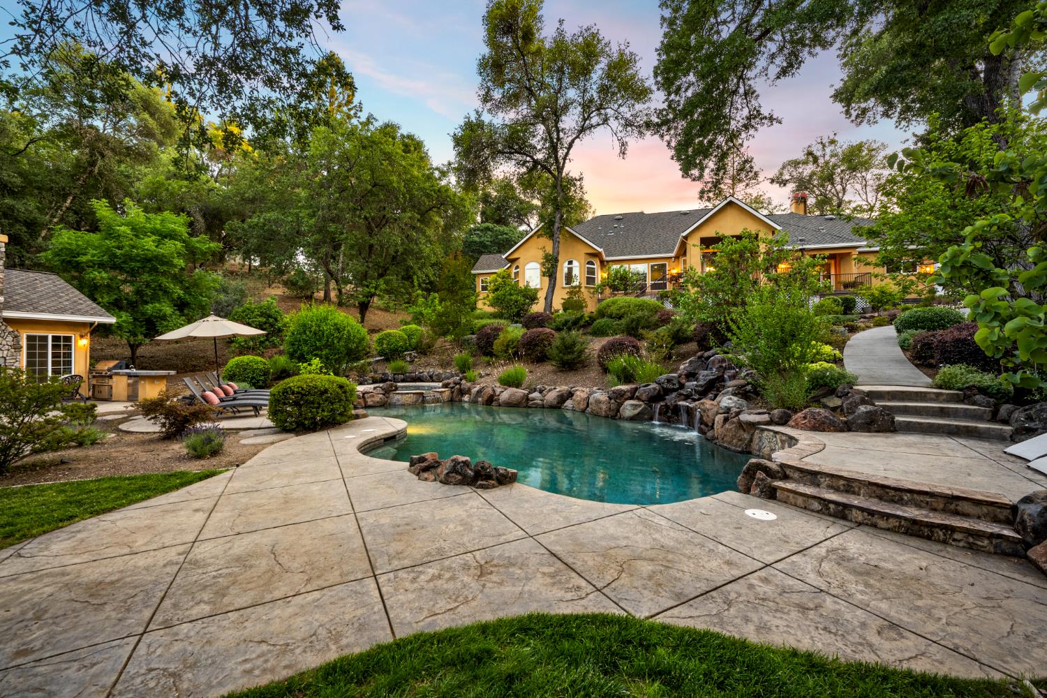 2611 Golden Fawn Trail