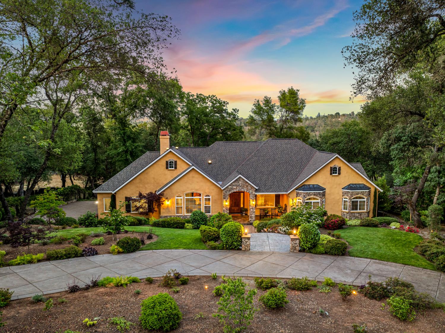 2611 Golden Fawn Trail