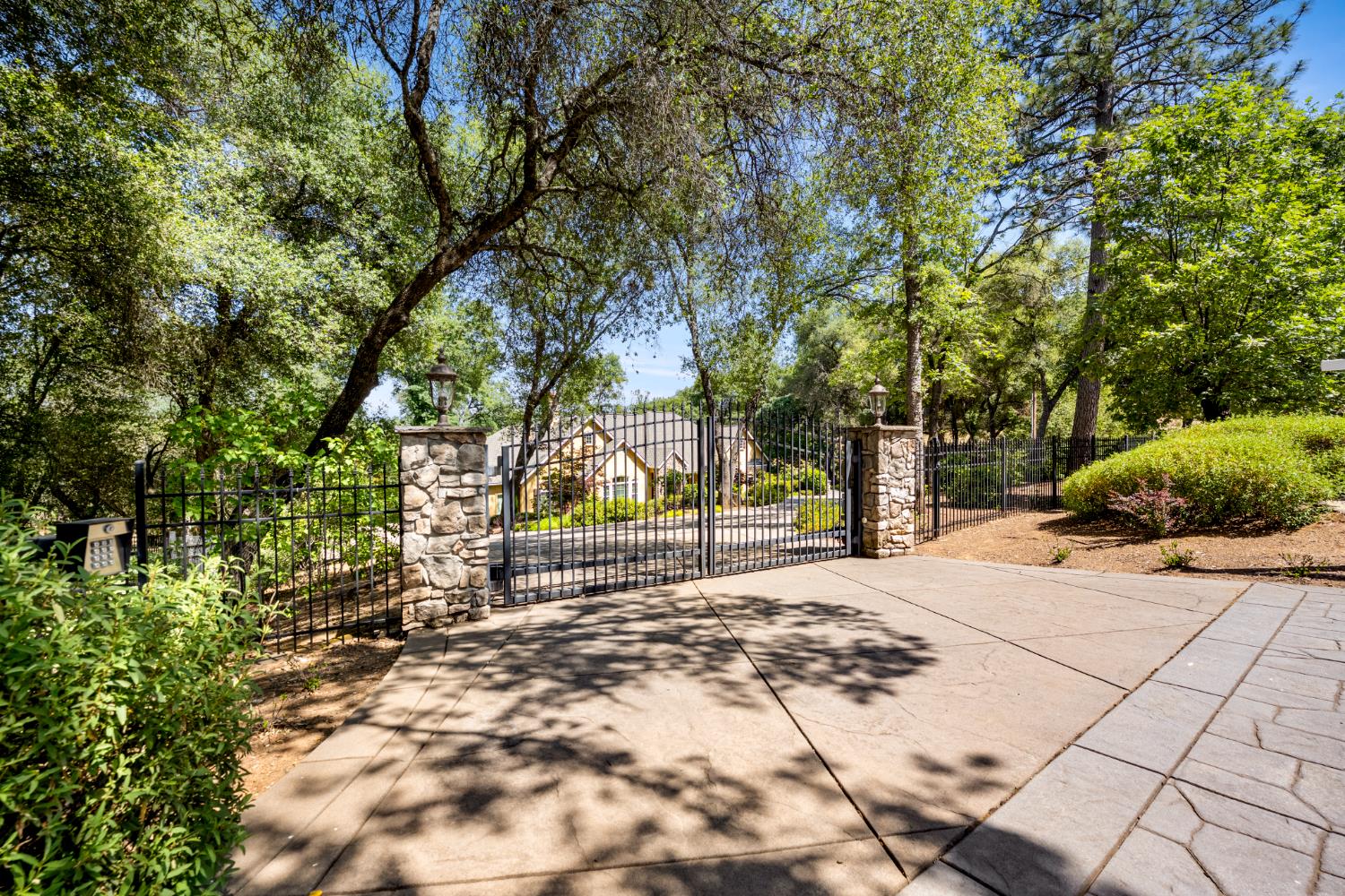 2611 Golden Fawn Trail