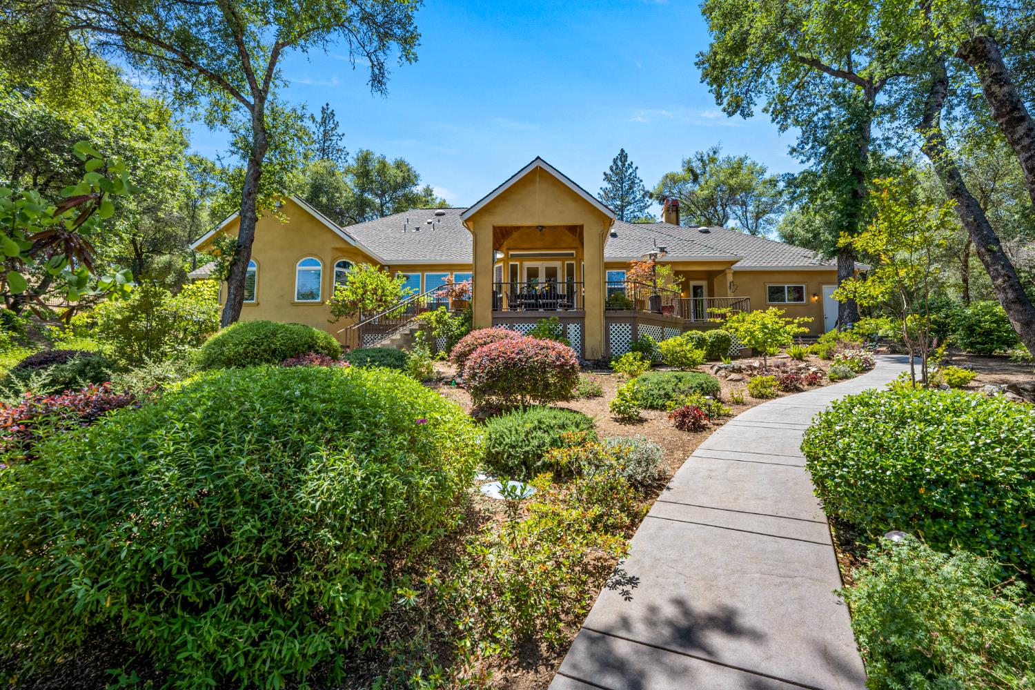 2611 Golden Fawn Trail