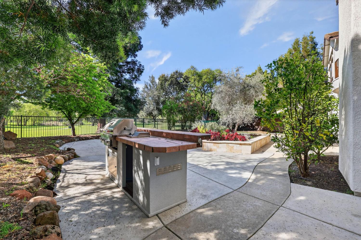 865 Wedgewood Court