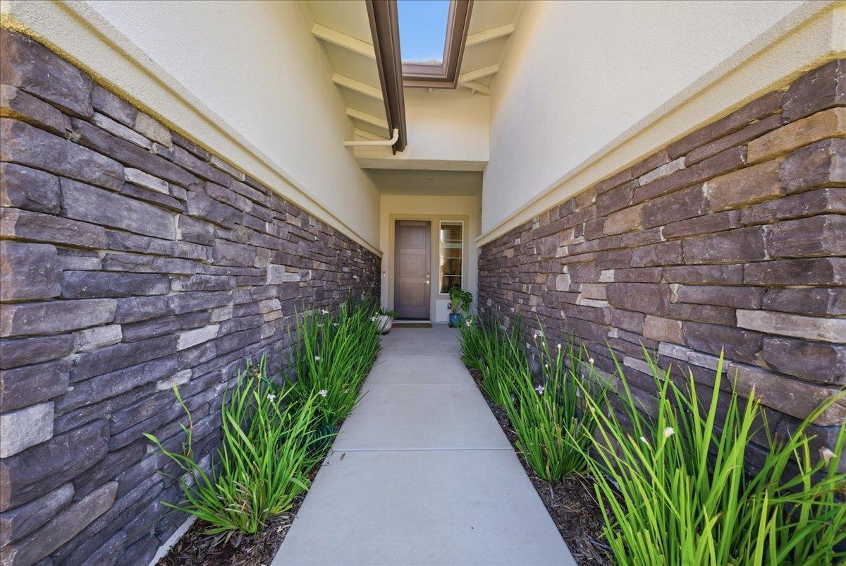6911 Saratoga Estates Drive