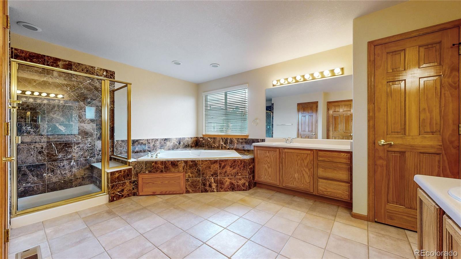 5904 S Ukraine Street