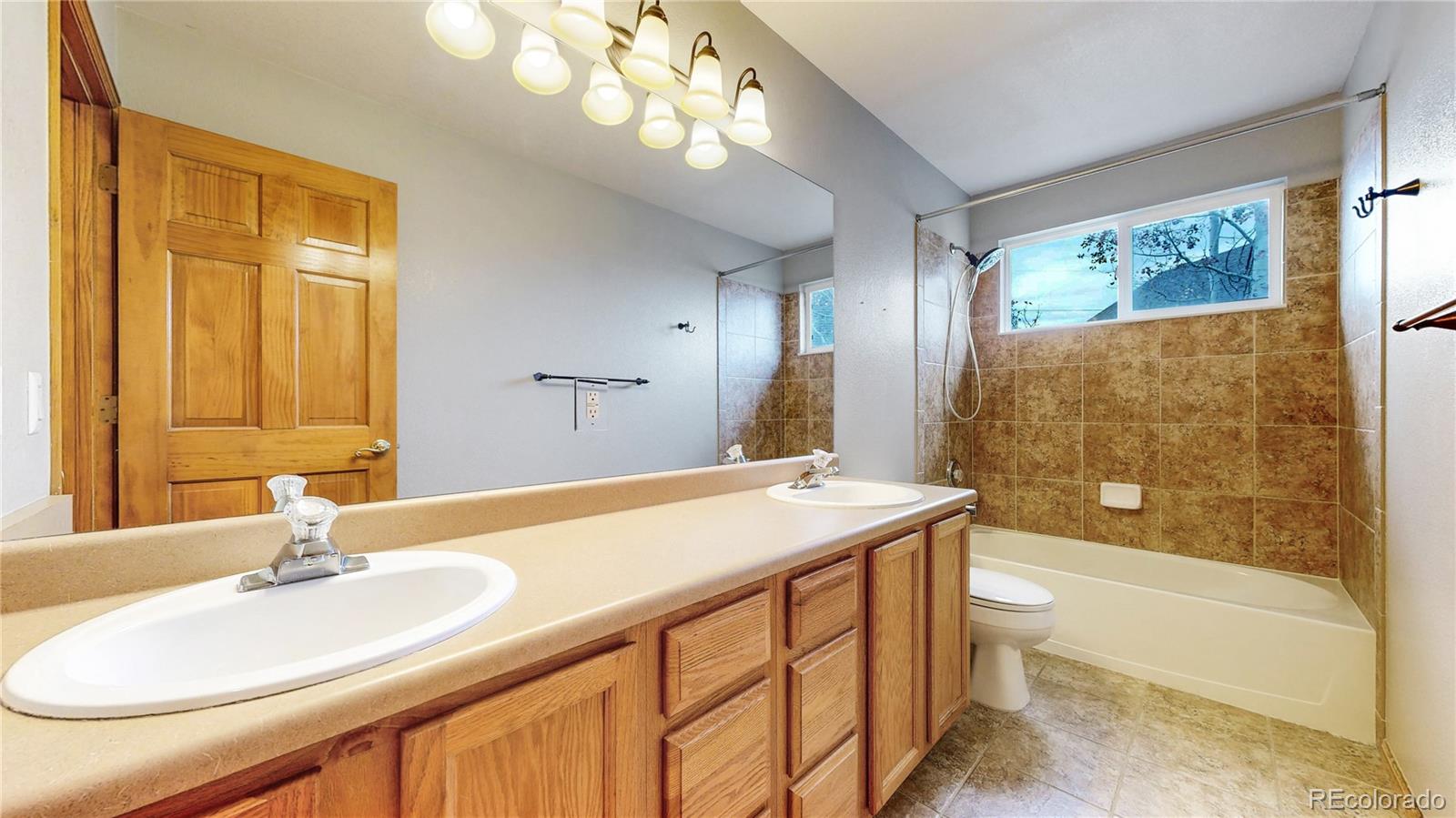 5904 S Ukraine Street