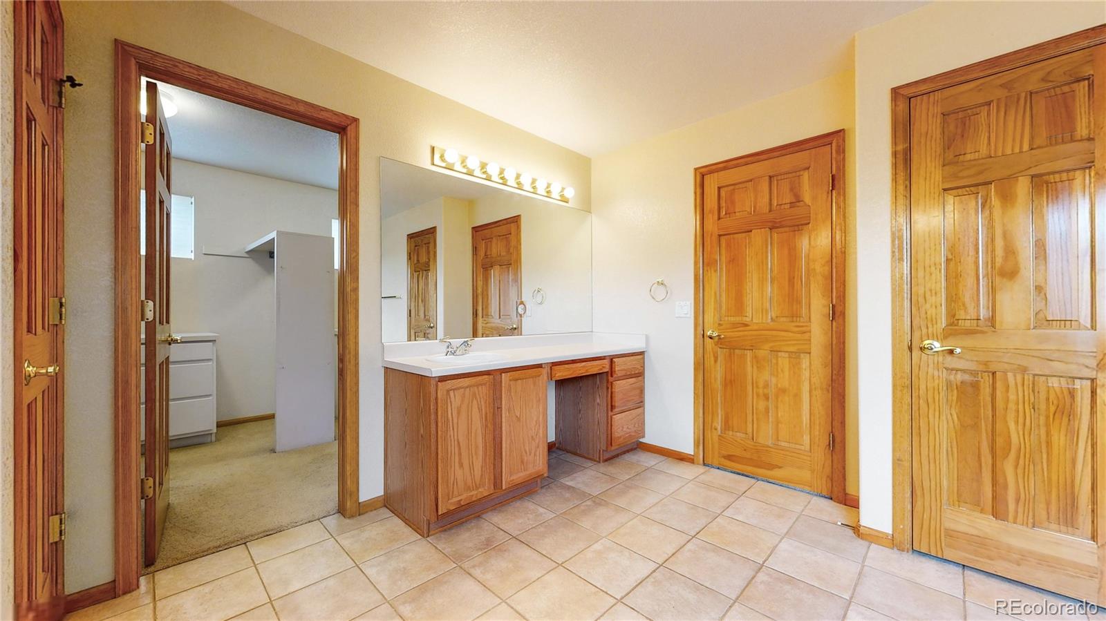 5904 S Ukraine Street