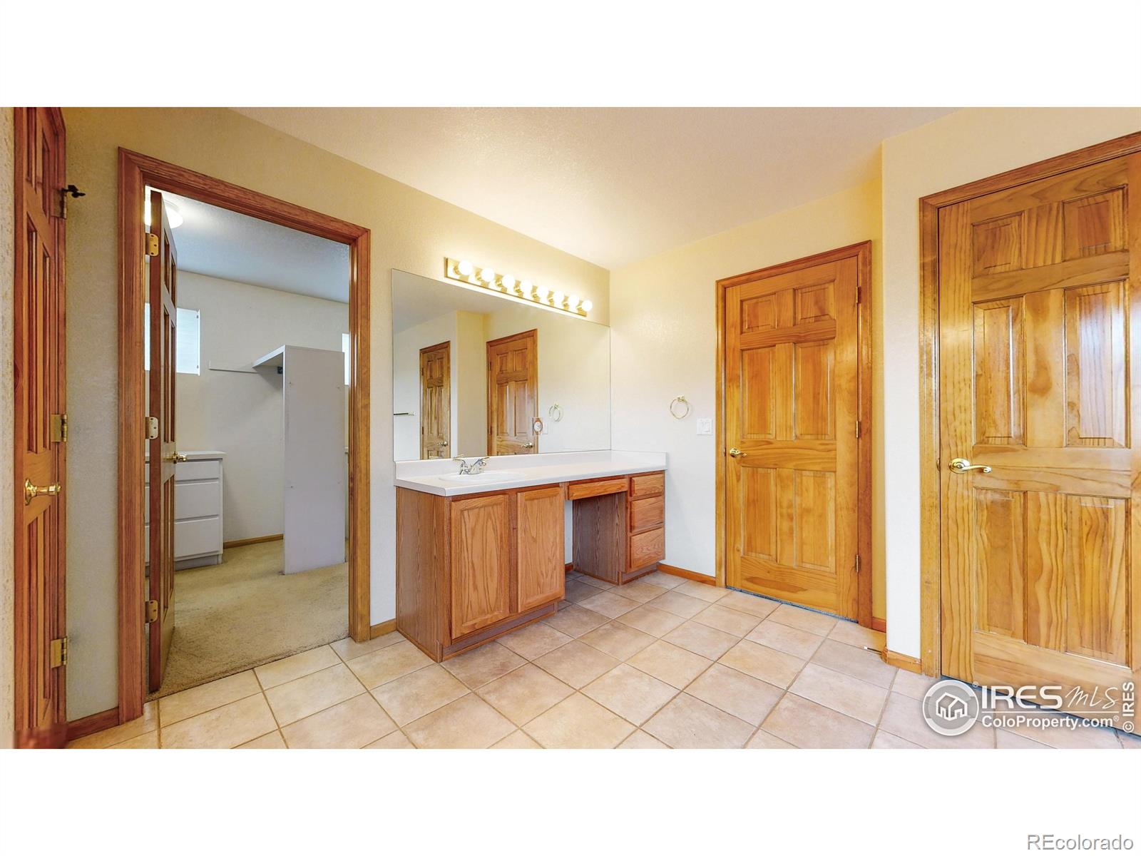 5904 S Ukraine Street