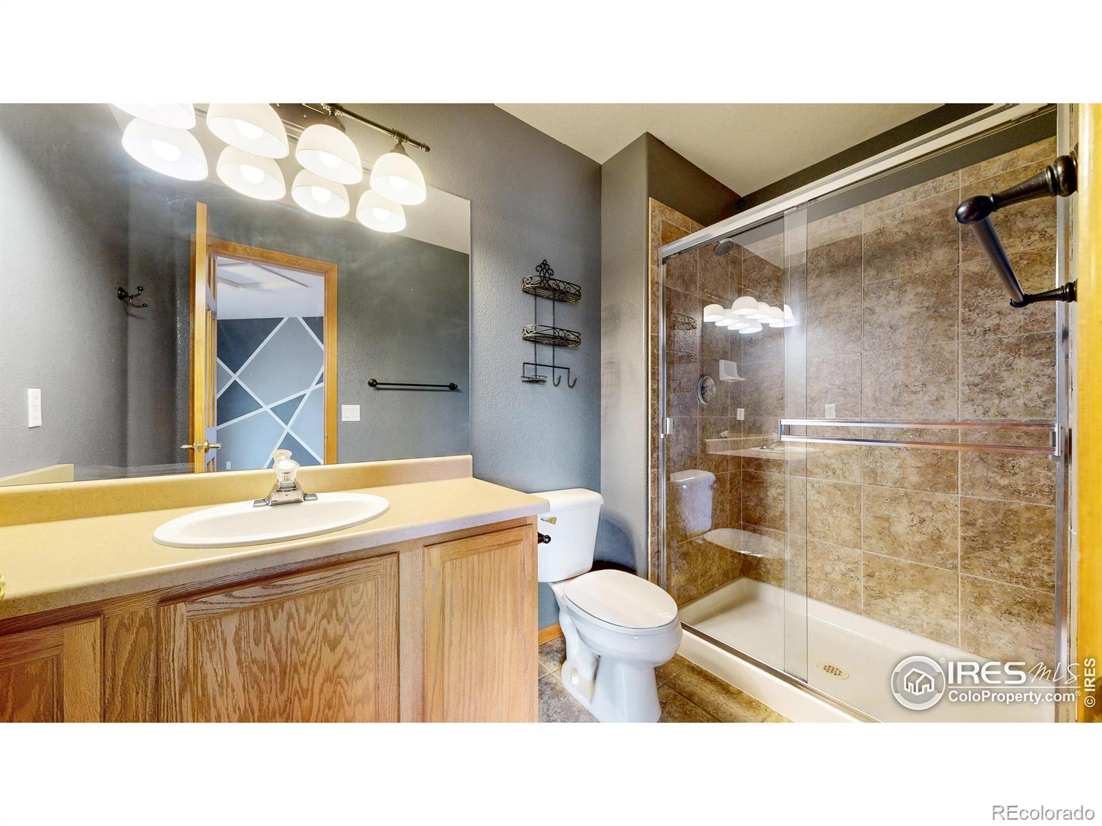 5904 S Ukraine Street