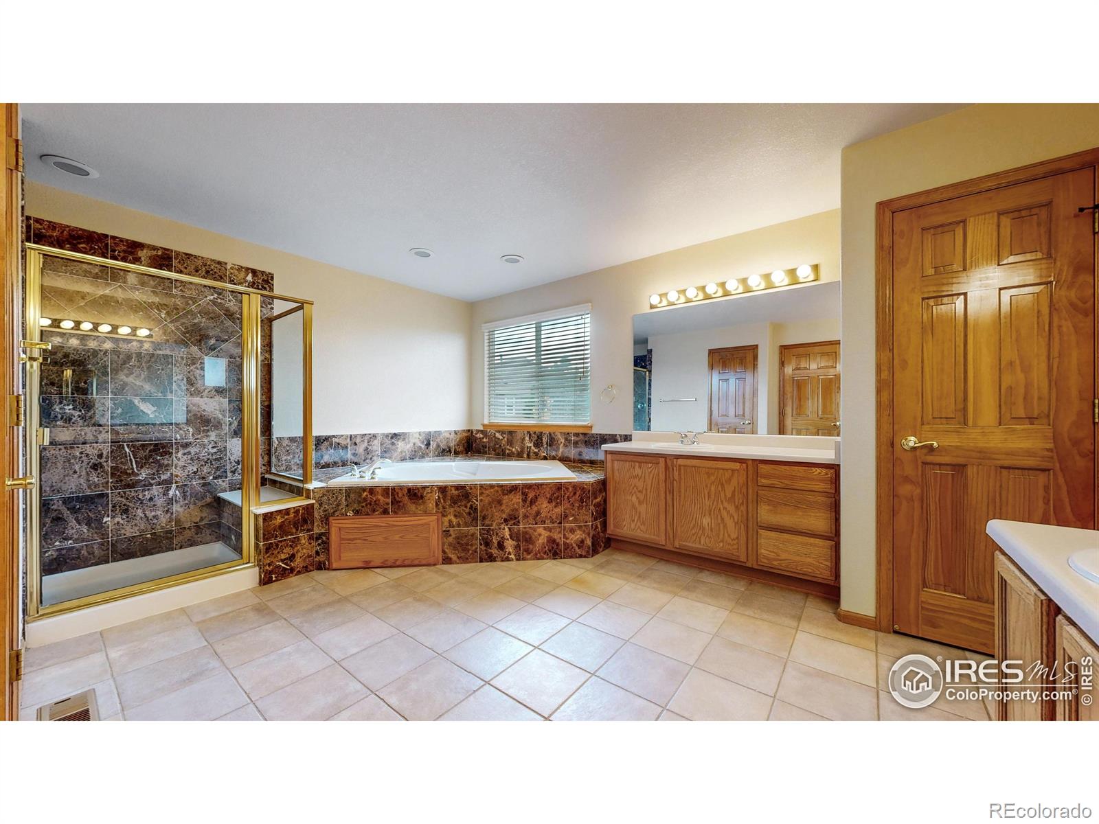 5904 S Ukraine Street