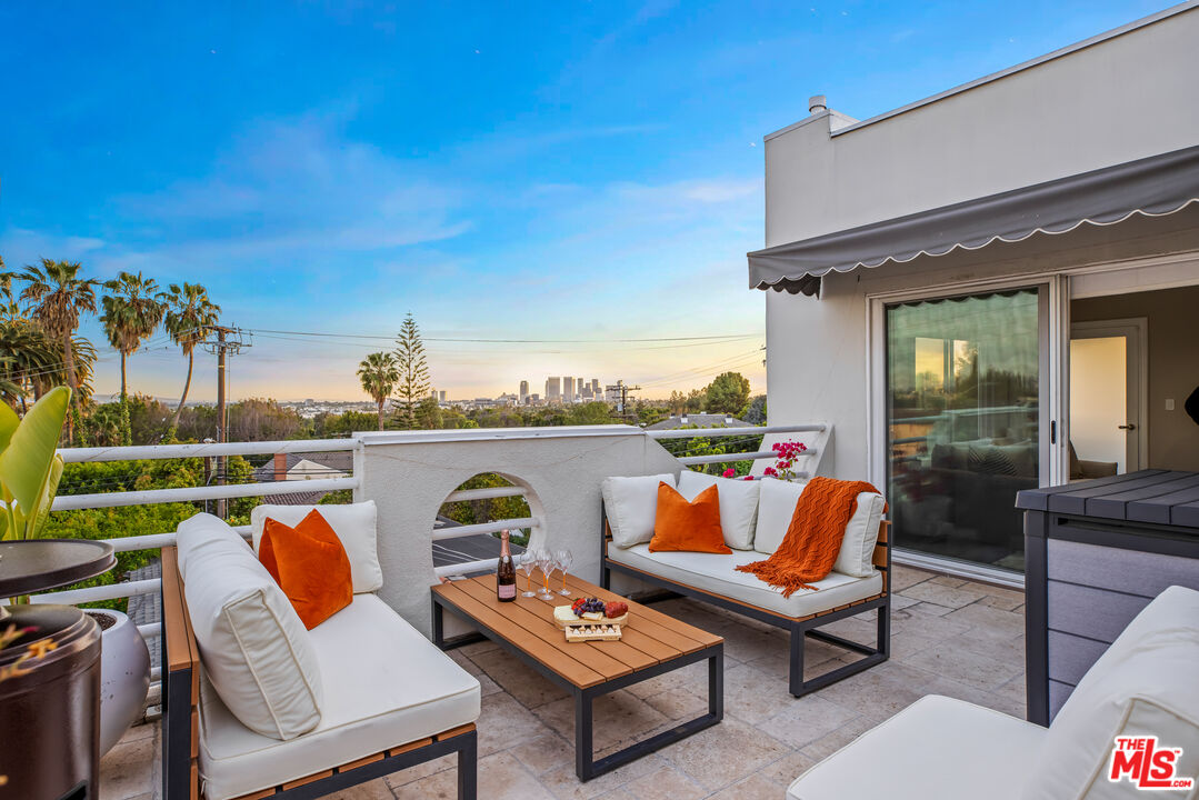 959 N DOHENY DR Unit: 202