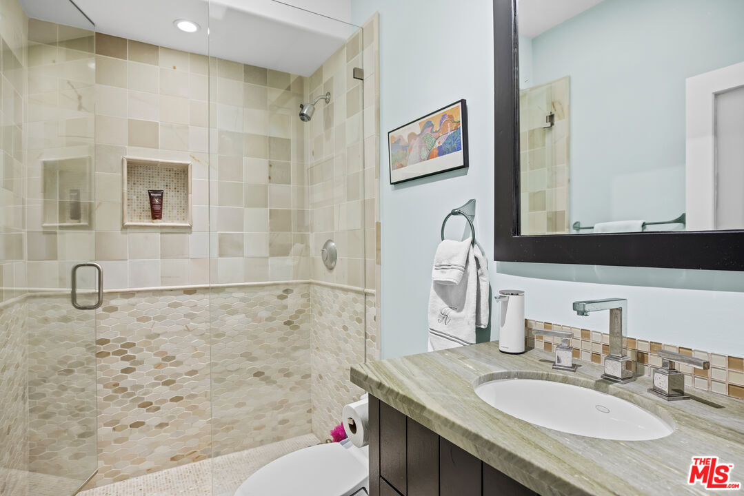 959 N DOHENY DR Unit: 202