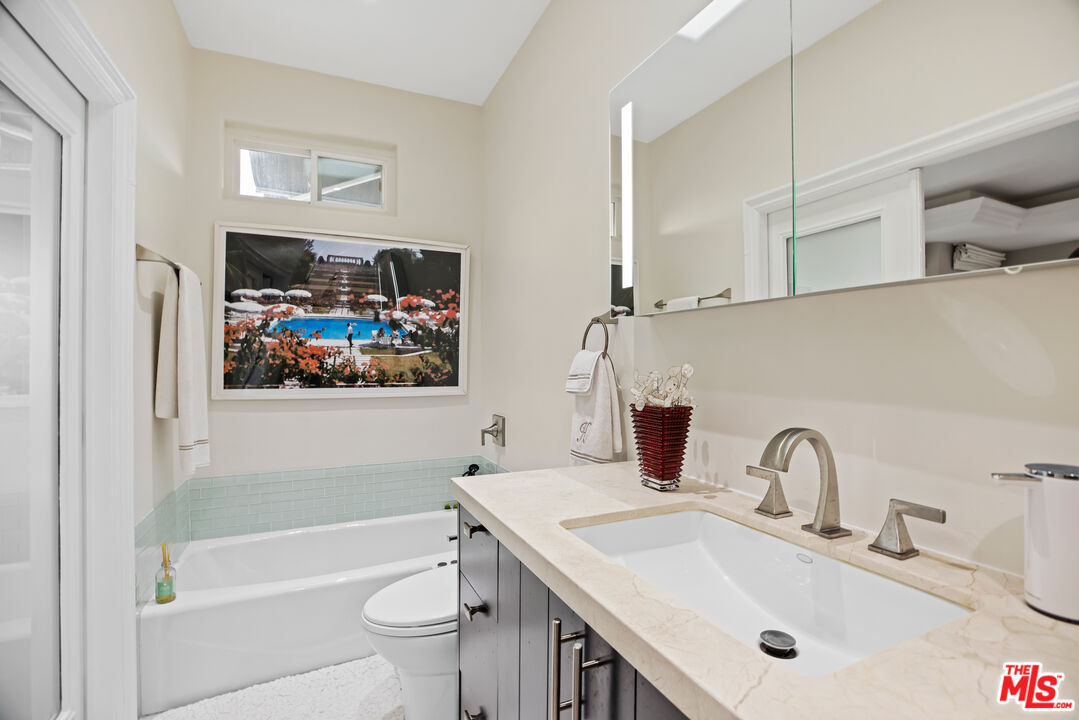 959 N DOHENY DR Unit: 202