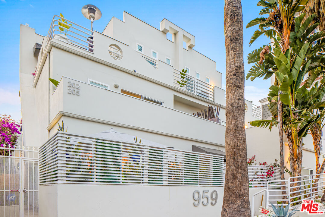 959 N DOHENY DR Unit: 202