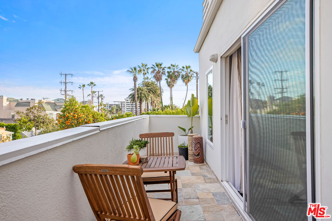 959 N DOHENY DR Unit: 202