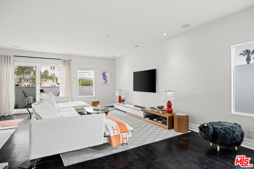 959 N DOHENY DR Unit: 202