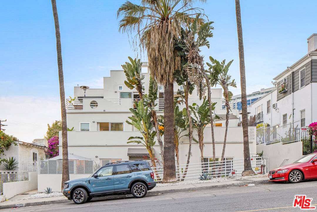 959 N DOHENY DR Unit: 202