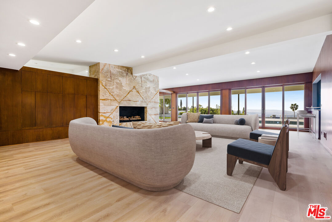 1400 Loma Vista Dr