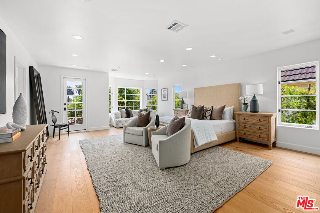 916 San Vicente Blvd