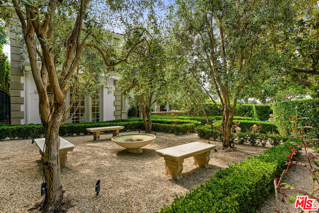 916 San Vicente Blvd
