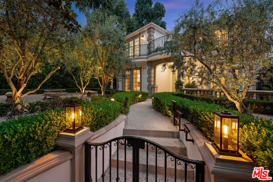 916 San Vicente Blvd