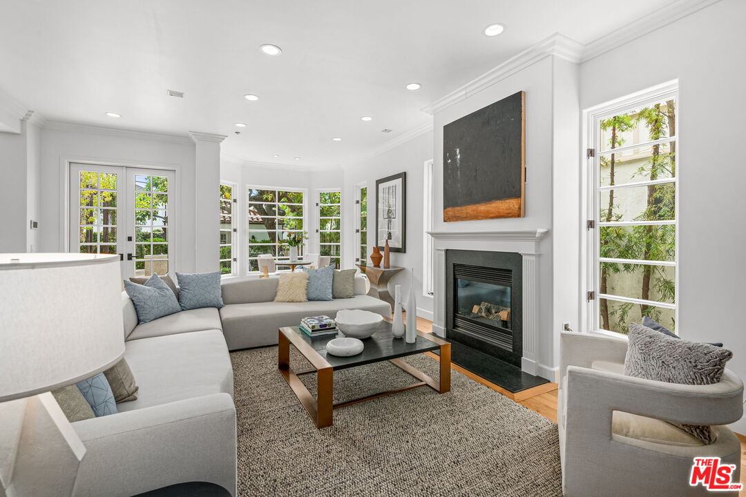 916 San Vicente Blvd