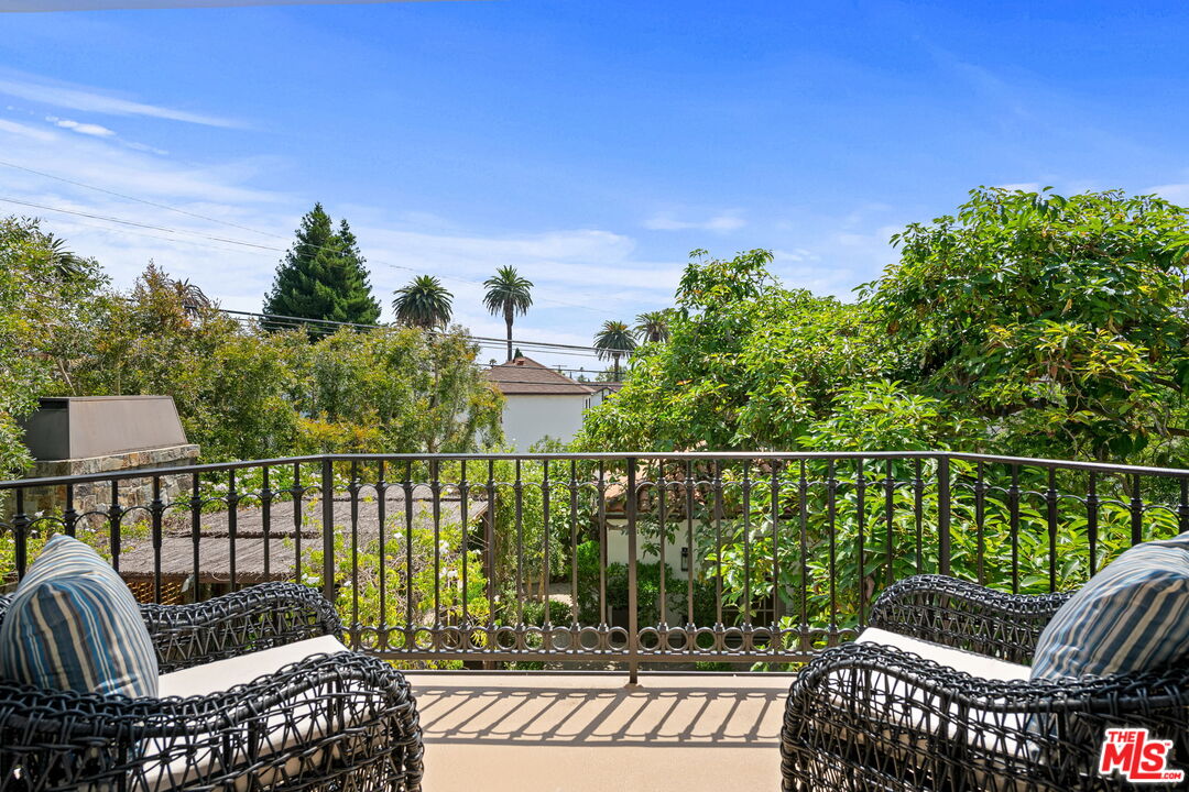 916 San Vicente Blvd