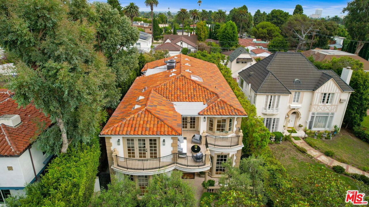 916 San Vicente Blvd
