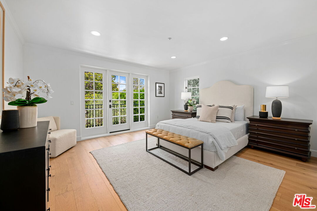 916 San Vicente Blvd