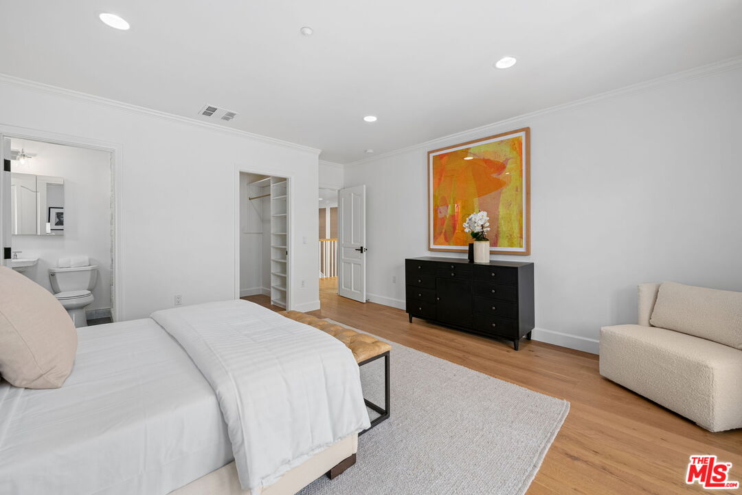 916 San Vicente Blvd