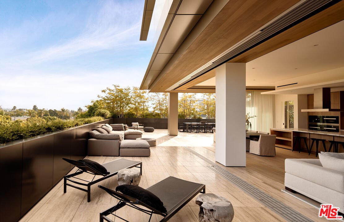 8899 Beverly Blvd Unit: 4B