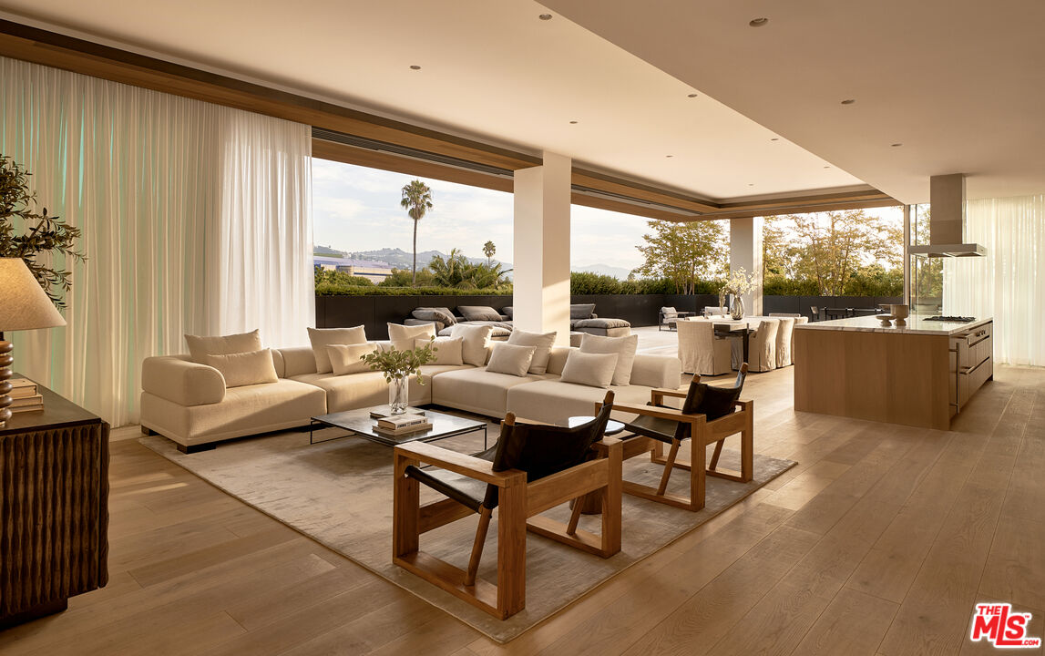 8899 Beverly Blvd Unit: 4B