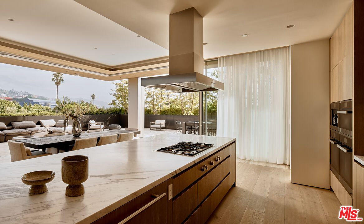 8899 Beverly Blvd Unit: 4B